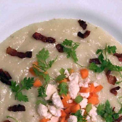 Opskrift: Cremet og knasende blomkålssuppe