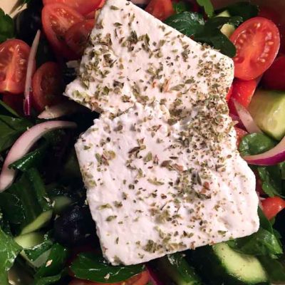 Opskrift: Græsk salat med et italiensk twist