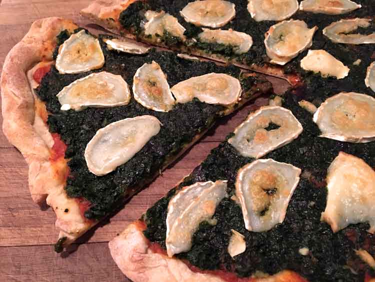 Opskrift: Pizza med spinat og gedeost