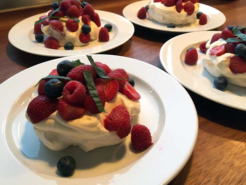 Opskrift: Pavlova – sommerens skønneste dessert