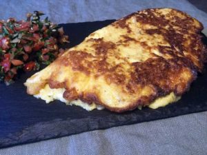 Opskrift: Krydret omelet med ost og majs