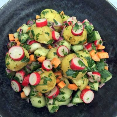 Opskrift: Sommersalat af nye grøntsager
