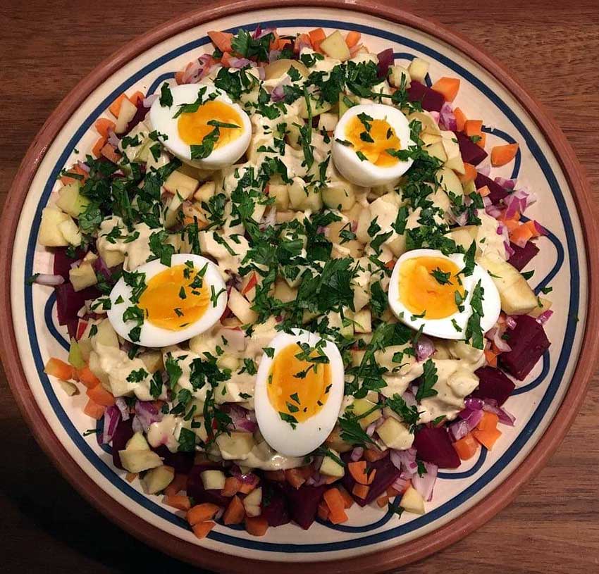 Opskrift: Rødbedesalat med kartofler, smilende æg