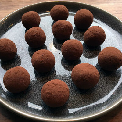 Opskrift: 25 veganske chokoladekugler på 15 minutter