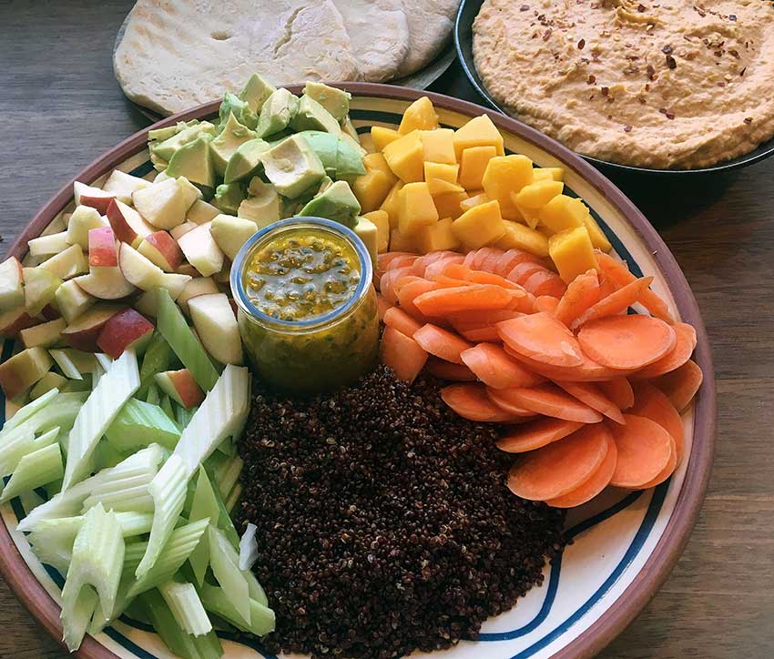 Opskrift: Buddha bowl med quinoa, avocado og mango