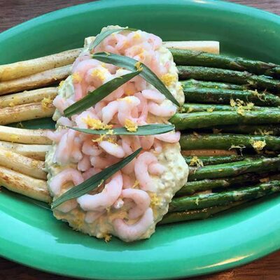 Opskrift: Smørstegte asparges med avocadosovs