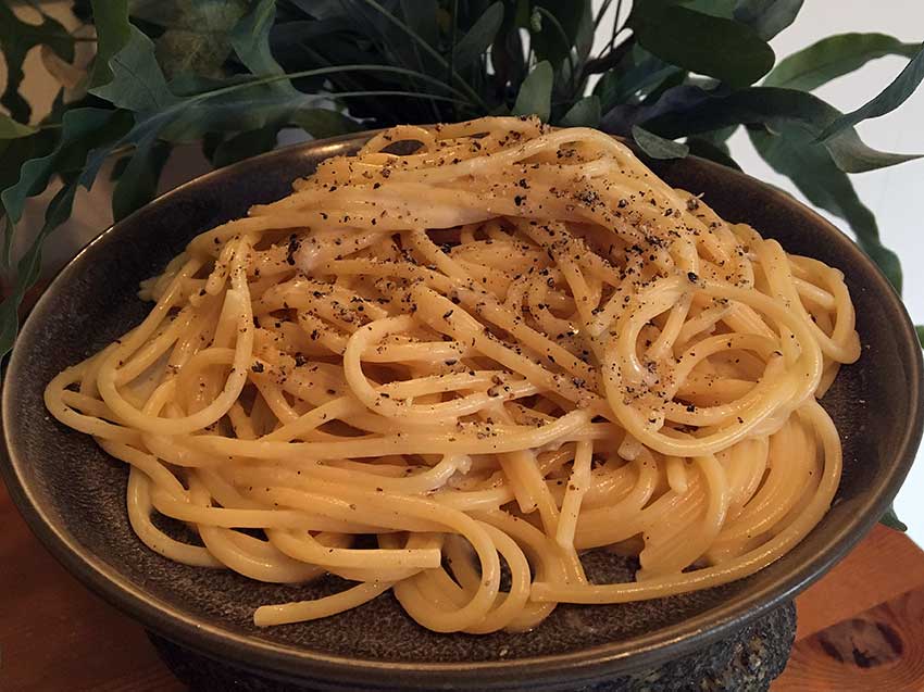 Opskrift: Den autentiske opskrift på spaghetti cacio e pepe + historien bag