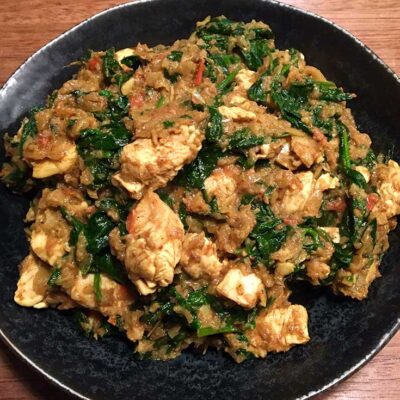 Opskrift: Indisk kylling i spinat og karry (chicken saag)