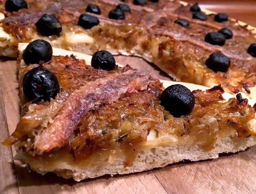 Opskrift: Fransk løgpizza – pissaladière nicoise