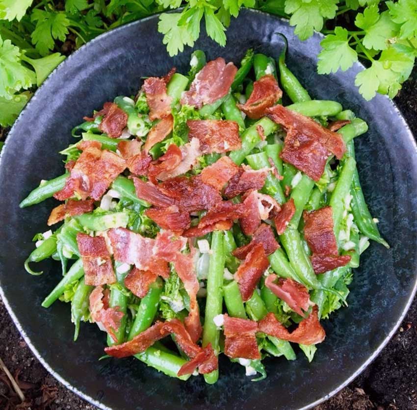 Opskrift: Bønnesalat med bacon og rødløg