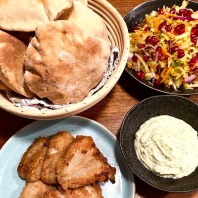 Hjemmebagte-rug-pita-med-fiskefilet-og-aeblesalat