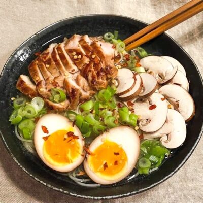 Japansk-ramen-suppe-med-kylling-og-aeg
