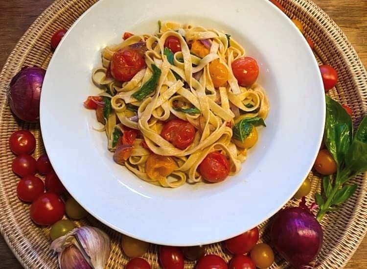Opskrift: Italiensk pasta med friske tomater og basilikum