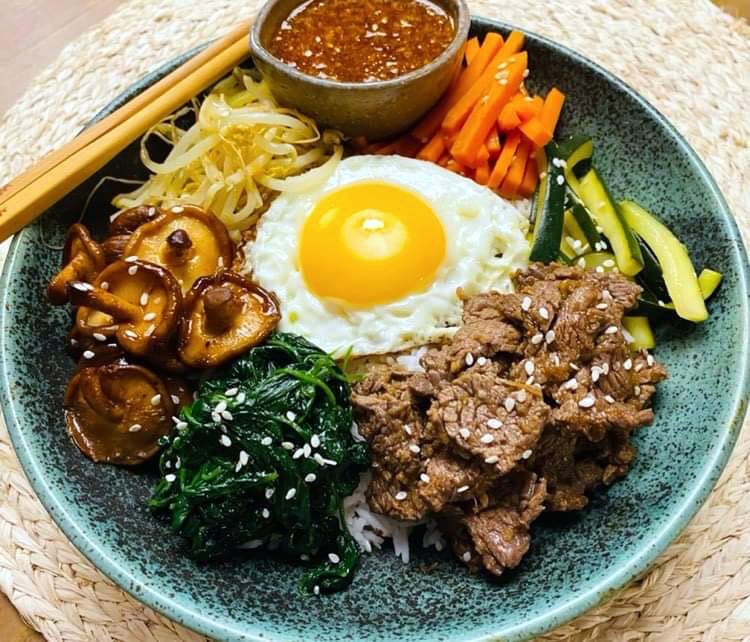 Opskrift: Bibimbap – koreansk ris bowl med kød & grønt