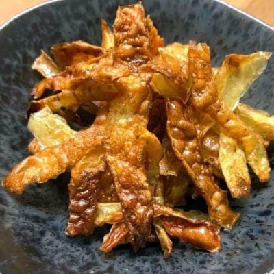 Sprøde chips af kartoffelskræller