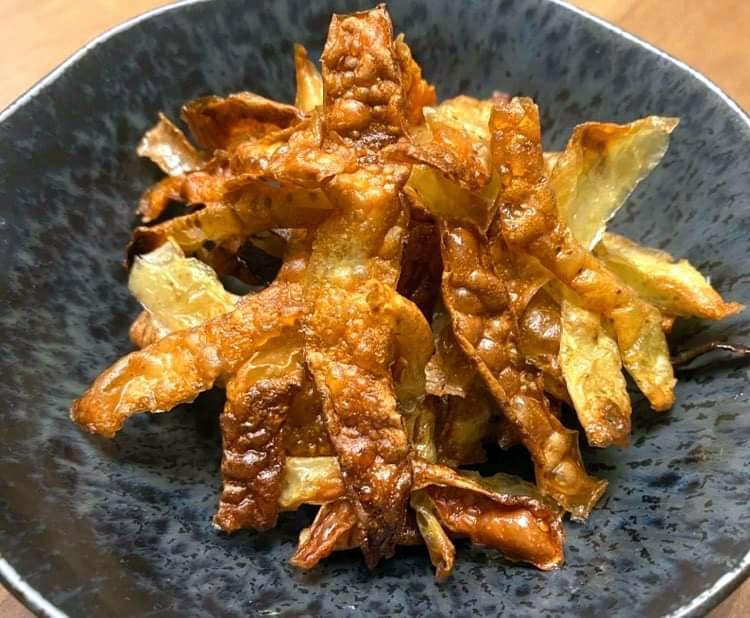 Opskrift: Sprøde chips af kartoffelskræller