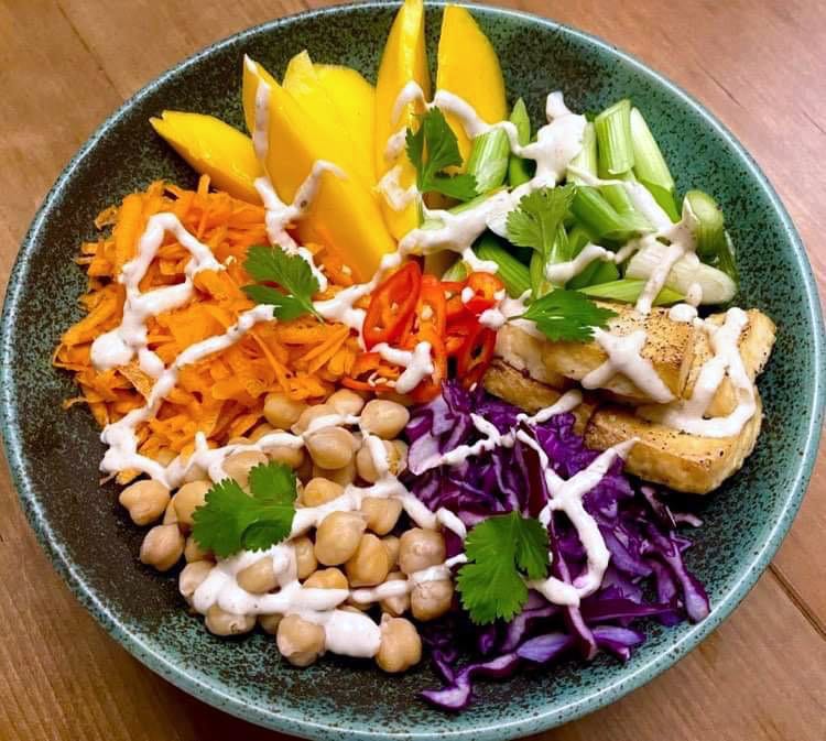 Opskrift: Tofu bowl med mango, rødkål og kikærter