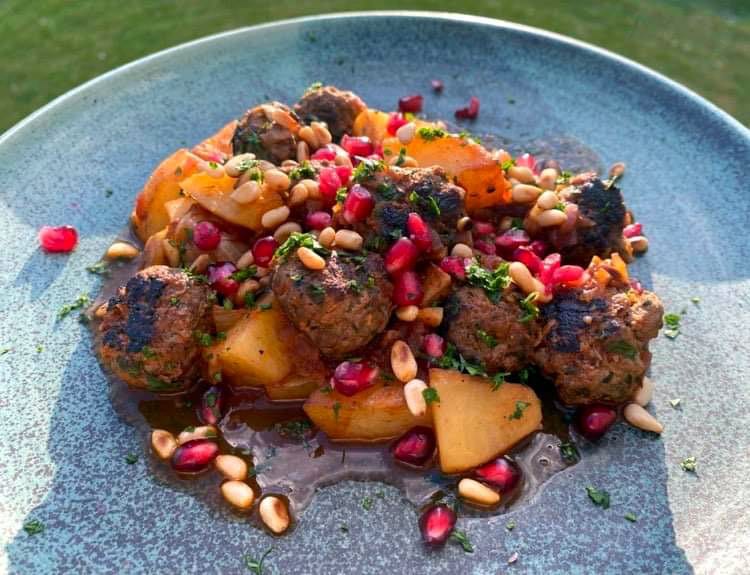 Opskrift: Libanesiske kødboller og kartofler i tomatsovs – Dawood Basha