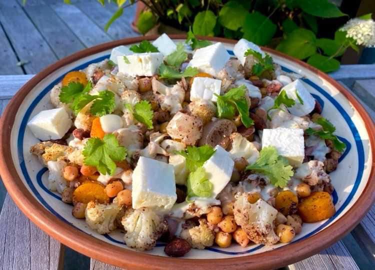 Opskrift: Libanesisk salat med blomkål og kikærter