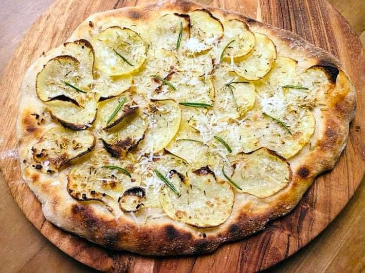 Opskrift: Perfekt surdejspizza (med kartofler og rosmarin)