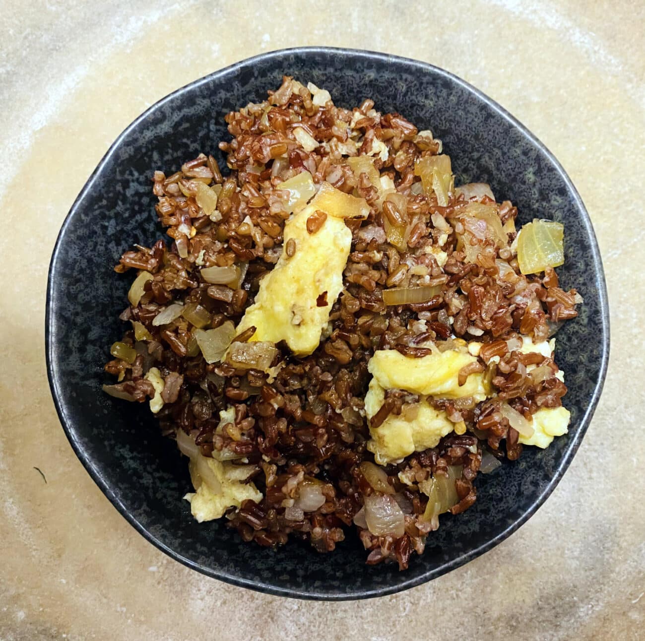 Opskrift: Stegte røde ris med æg