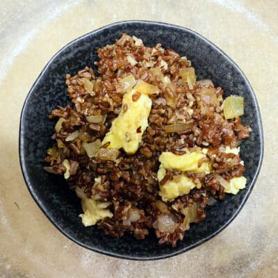 Stegte røde ris med æg