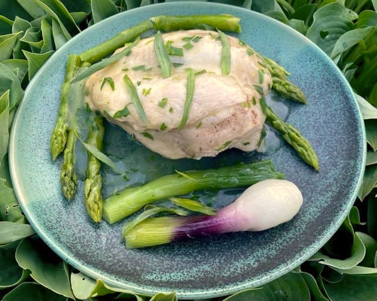 Opskrift: Kogt kylling med asparges og esdragon