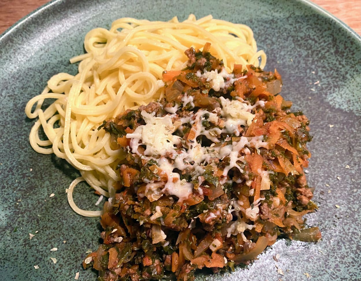 Opskrift: Spaghetti bolognese med grønkål (sund pasta med kødsovs)