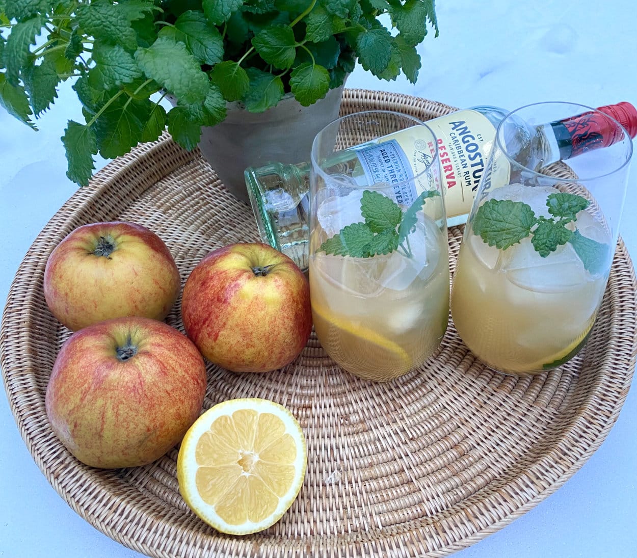Opskrift: Apple Cooler – læskende drink med hvid rom