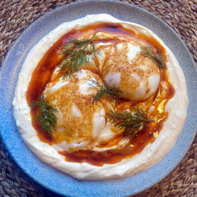 Çilbir - tyrkiske æg med yoghurt til brunch