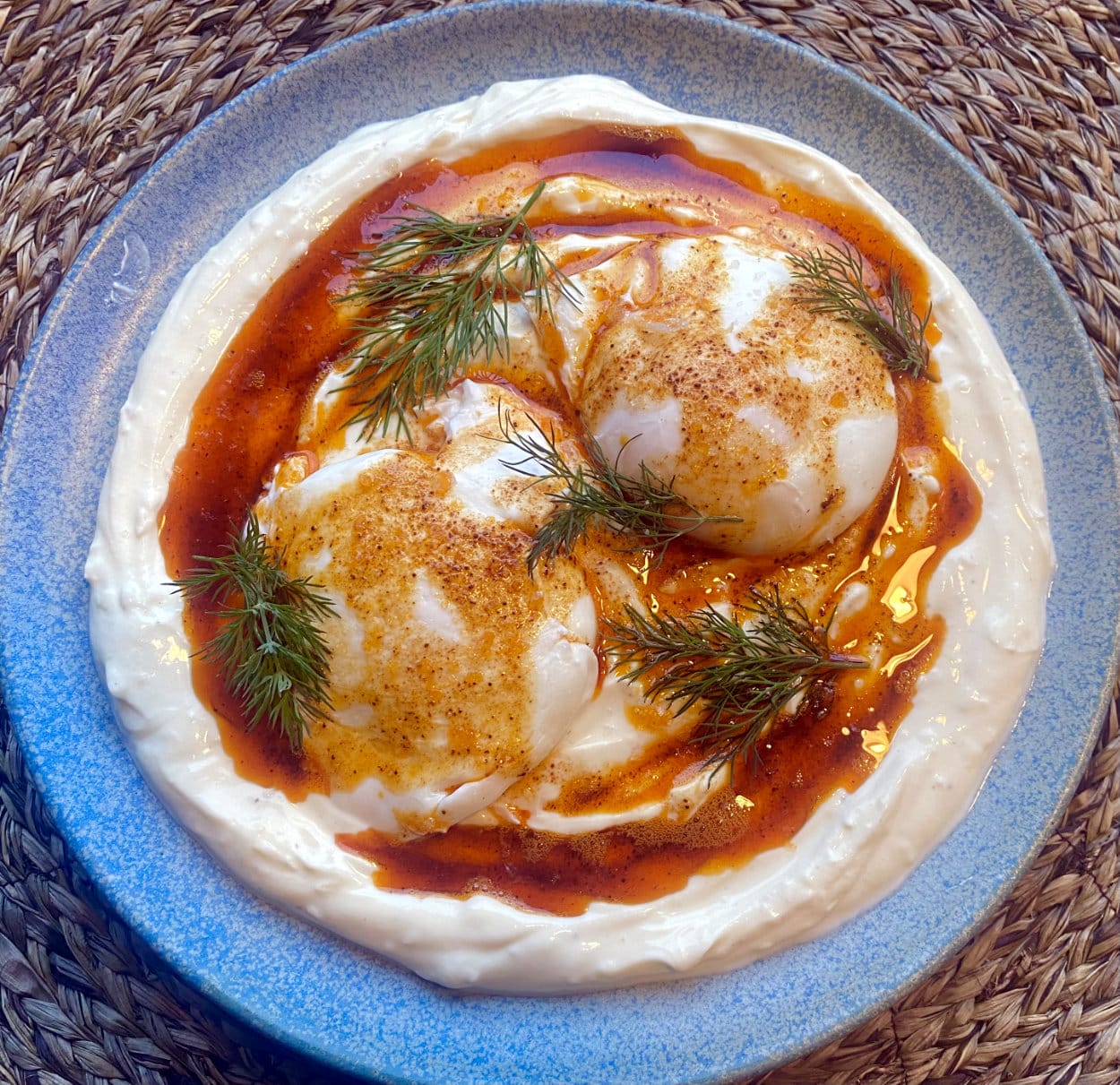 Opskrift: Çilbir – tyrkiske æg med yoghurt til brunch