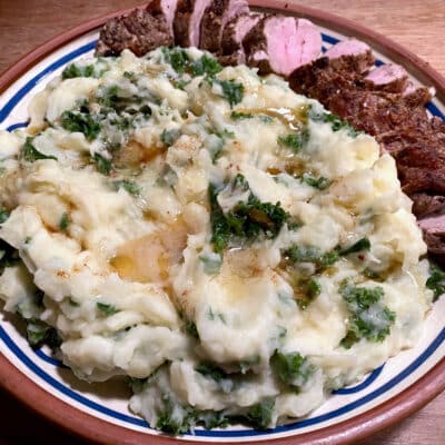 Irsk kartoffelmos med grønkål og brunet smør
