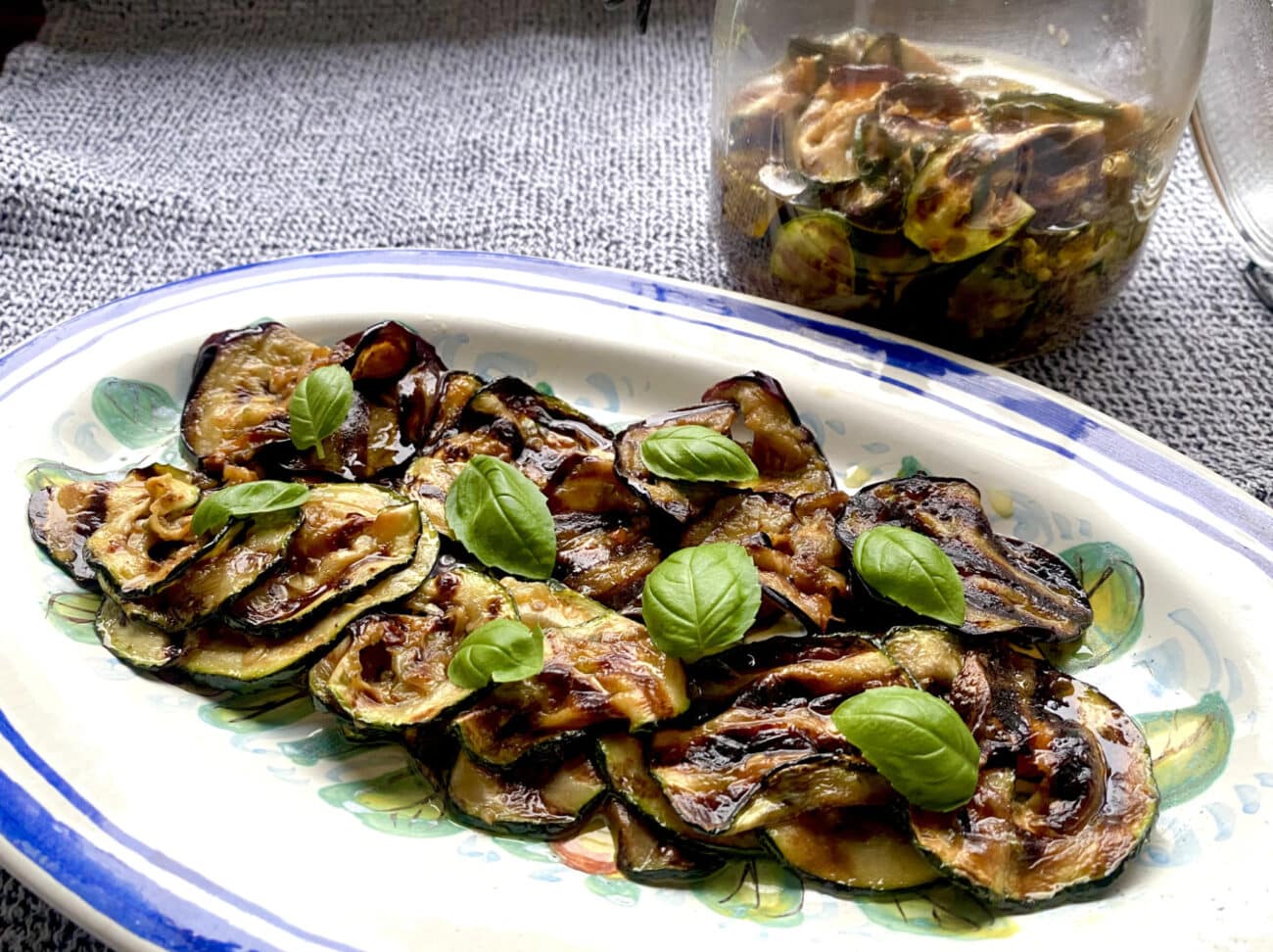 Opskrift: Italienske grillede auberginer og squash i marinade