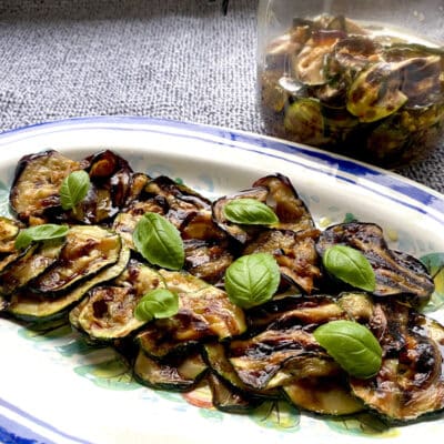 Italienske grillede auberginer og squash i marinade