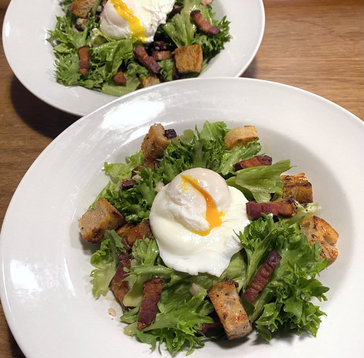 Opskrift: Salade Lyonnaise – salat med bacon og æg