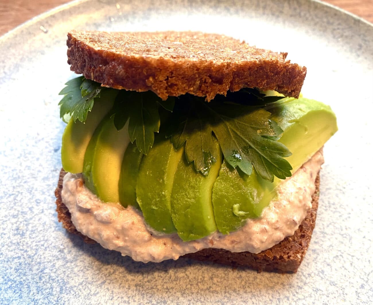 Opskrift: Rugbrødssandwich med avocado og hummus (tak, Lagkagehuset)
