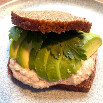 Rugbrødssandwich med avocado og hummus ala Lagkagehuset