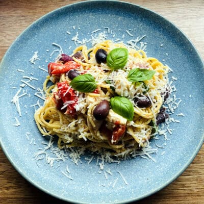 Lun pastasalat fra det sunde Middelhavskøkken